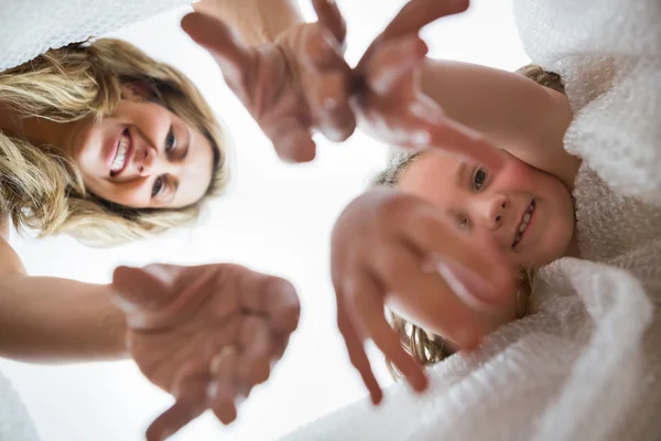 View of mother and daughter giving hands into the box — Stock Photo, Image