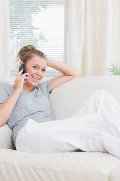 Blonde calling a friend — Stock Photo, Image