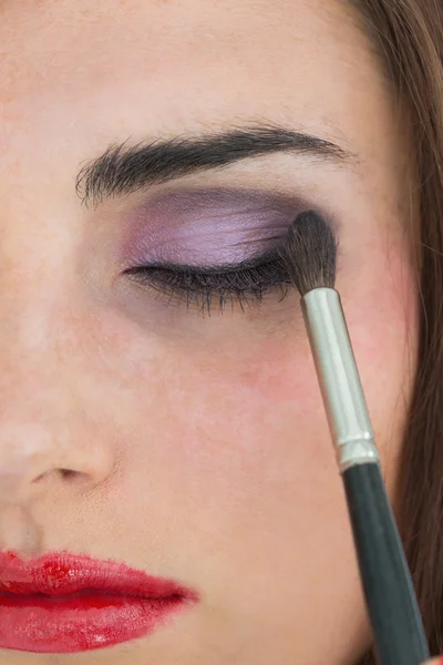 Brunette getting eye shadow applied — Stock Photo, Image