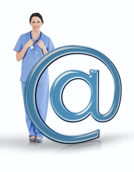 Enfermera en matorrales de pie junto al correo electrónico en símbolo —  Fotos de Stock