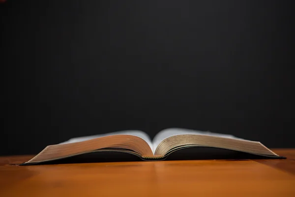 Buch auf dem Tisch aufschlagen — Stockfoto