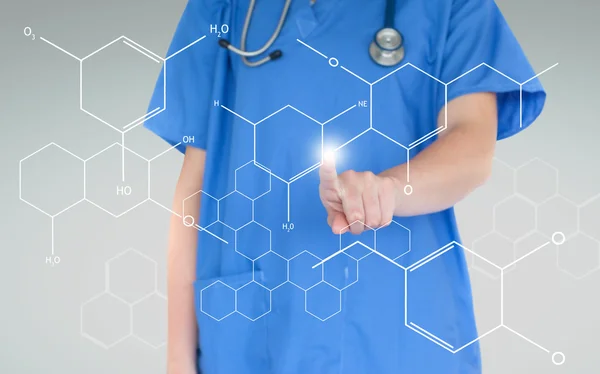 Enfermeira usando tela sensível ao toque exibindo holograma de fórmula química — Fotografia de Stock