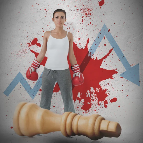 Boxeadora femenina contra flecha perdida y salpicadura de sangre con pieza de ajedrez caída —  Fotos de Stock