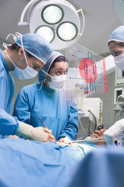 Chirurgie team met behulp van een nieuwe technologie — Stockfoto