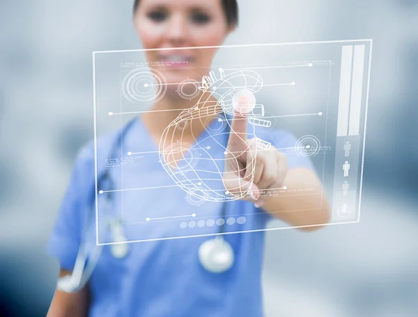 Vrouwelijke cardioloog aanraken van een medische interface — Stockfoto