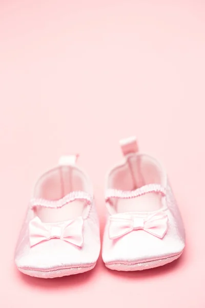 Baby meisjes roze laarsjes — Stockfoto