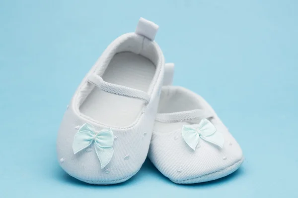 Baby booties with blue ribbon — Stock Photo, Image