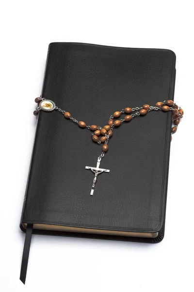 Rosary beads wrapped around the bible — Stock Photo, Image