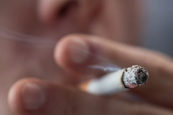 Focus sur le dessus de la cigarette brûlante — Photo