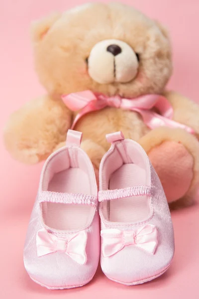 Peluche esponjoso con cinta rosa y botines de bebé — Foto de Stock