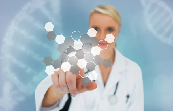 Bionda medico selezionando touchscreen visualizzazione formula chimica — Foto Stock