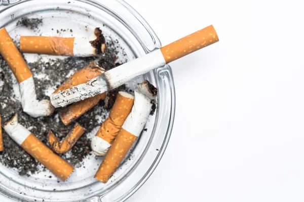 Brennende Zigarette im Aschenbecher mit Kopierraum — Stockfoto