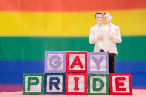 Μπλοκ ορθογραφία γκέι υπερηφάνειας με γκέι γαμπρός κέικ topper — Φωτογραφία Αρχείου