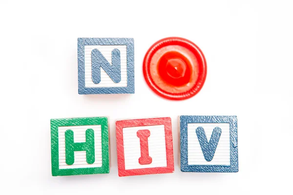 No Hiv spelled out in blocks and a condom — Stock Photo, Image