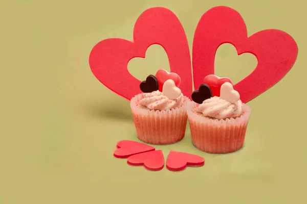 Dos cupcakes de San Valentín con cinco decoraciones de corazón —  Fotos de Stock