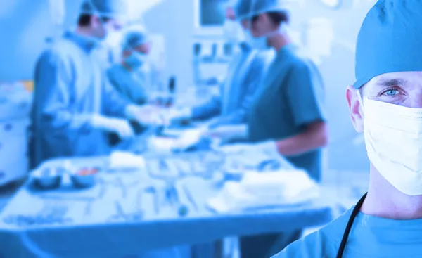 Retrato de um médico em pé na sala de cirurgia — Fotografia de Stock