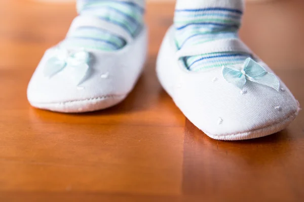 Baby in laarsjes eerste stap — Stockfoto