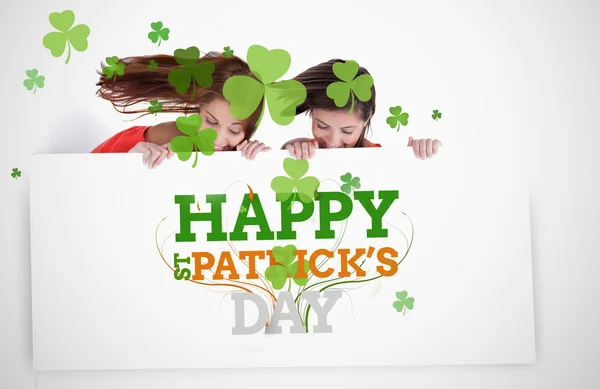 Mädchen mit Plakat mit patricks day gruß — Stockfoto