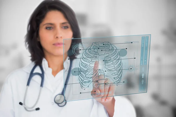 Vrouw op zoek naar een medische interface — Stockfoto