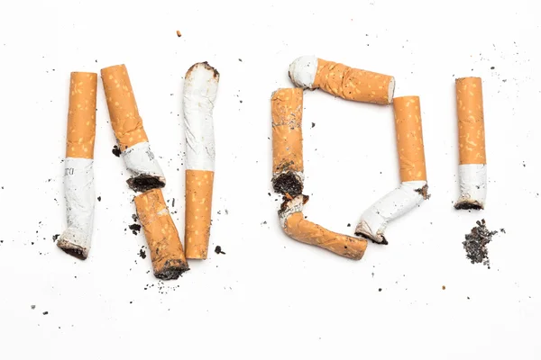Ünlem işareti ile sigara izmaritleri Hayır yazıldığından — Stok fotoğraf