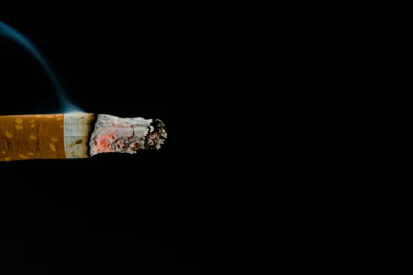 Närbild på brinnande cigarett — Stockfoto