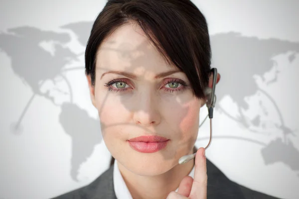 Retrato de una mujer de negocios sonriente con auriculares —  Fotos de Stock