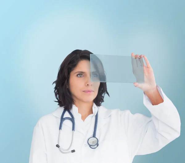 Brünette Ärztin schaut auf einen Bildschirm — Stockfoto