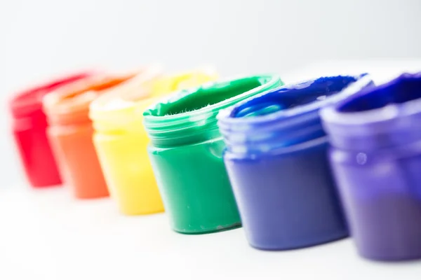 Regenboog verf potten in een lijn voor gay pride — Stockfoto