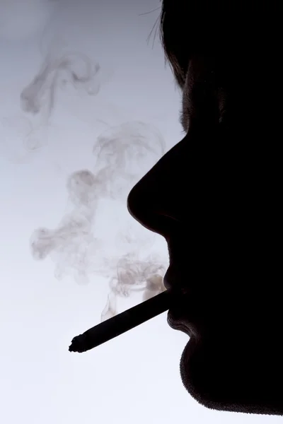 Nahaufnahme Silhouette des rauchenden Mannes — Stockfoto