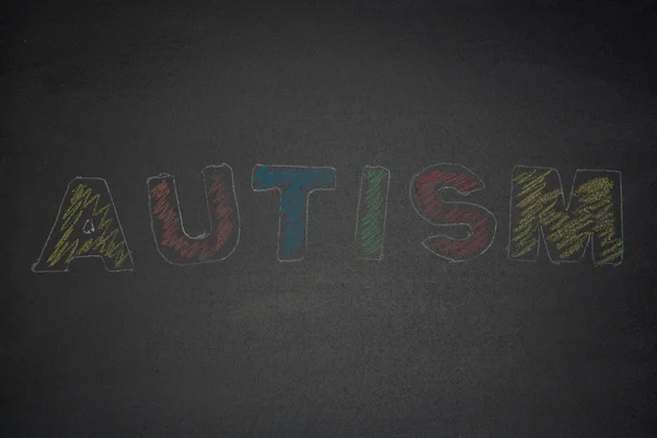 Autismul scris în cretă și colorat în — Fotografie, imagine de stoc
