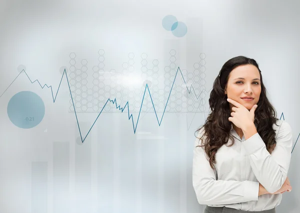 Affärskvinna som står med en digital graf — Stockfoto