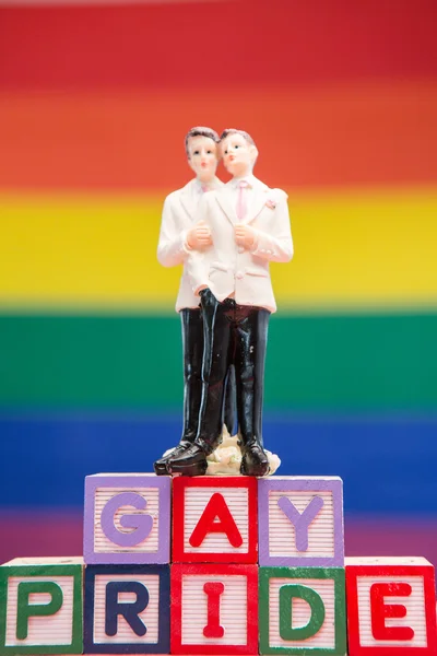 Gay sposo torta topper su blocchi ortografia gay orgoglio — Foto Stock