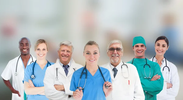 Equipe médica sorrindo em pé na fila — Fotografia de Stock