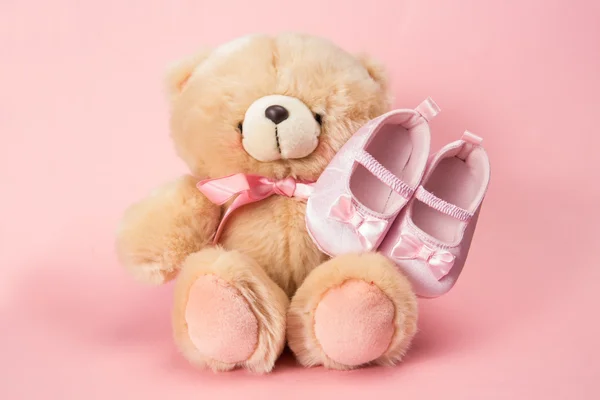 Peluche esponjoso con cinta rosa y botines de bebé — Foto de Stock