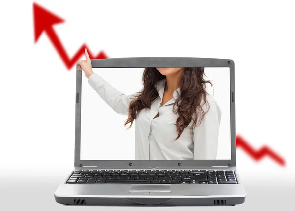 Mujer extendiéndose desde el ordenador portátil para presentar flecha de crecimiento —  Fotos de Stock