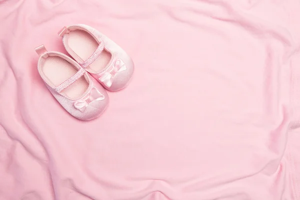 Roze deken en baby slippers — Stockfoto