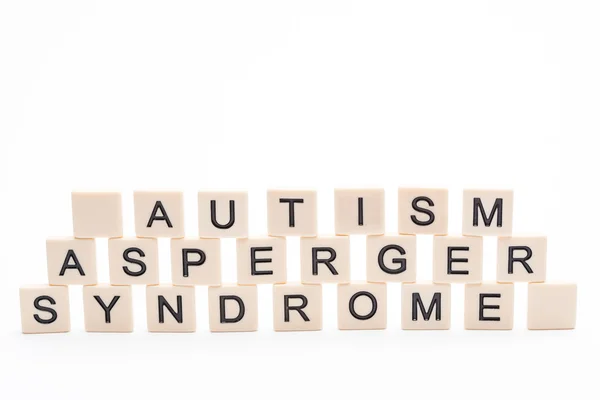 Síndrome de asperger autista deletreado en trozos de letras plásticas — Foto de Stock