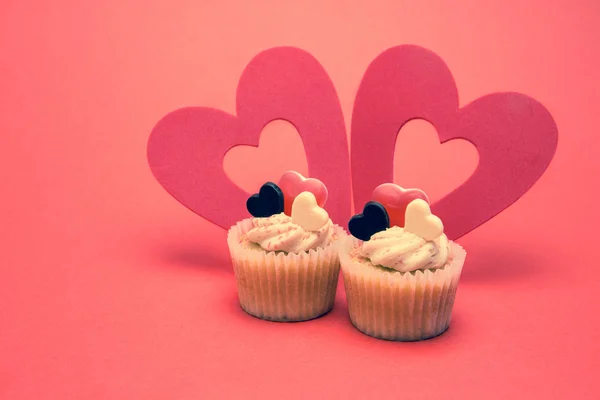 Dois cupcakes Valentim com decorações do coração — Fotografia de Stock