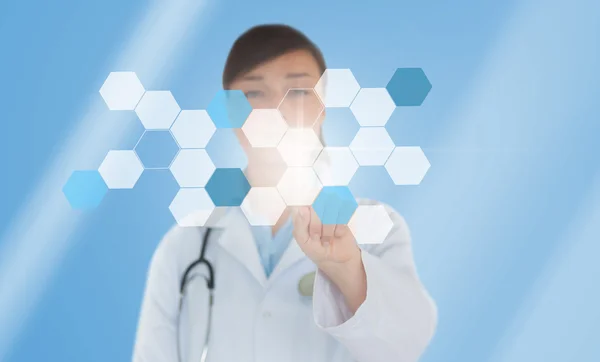 Brünette Ärztin drückt Touchscreen — Stockfoto