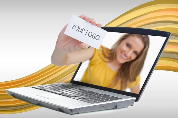 女性のビジネス カードを示すラップトップから手を差し伸べる — ストック写真