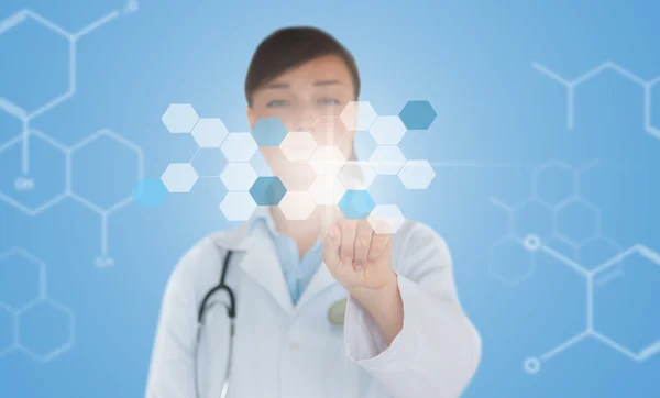 Doctor usando pantalla táctil mostrando fórmula química —  Fotos de Stock