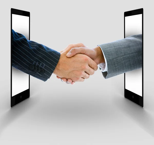 Empresários apertando as mãos de tablets digitais — Fotografia de Stock