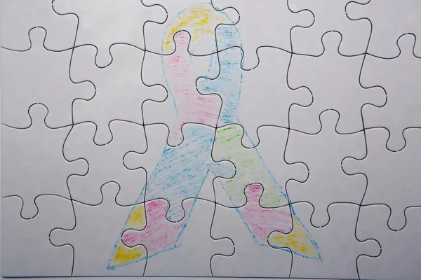 Pastelka kresba autismem a Aspergerovým stuha — Stock fotografie