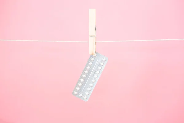 Confezione blister pillola contraccettiva appesa alla linea — Foto Stock