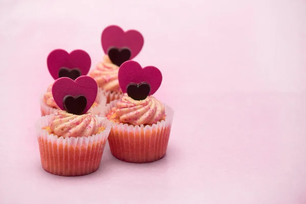 Four valentines muffins with heart decorations — Stock Photo, Image