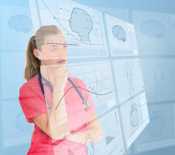 Enfermeira usando interfaces futuristas — Fotografia de Stock