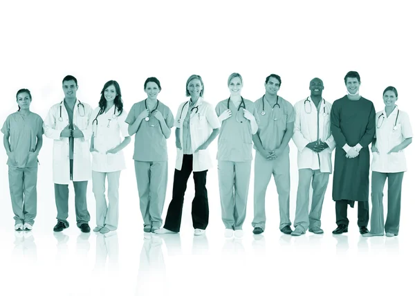 Счастливая команда врачей, стоящих вместе в очереди — стоковое фото