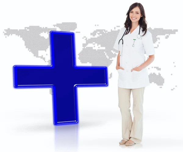 Verpleegkundige permanent door digitale blauwe kruis — Stockfoto