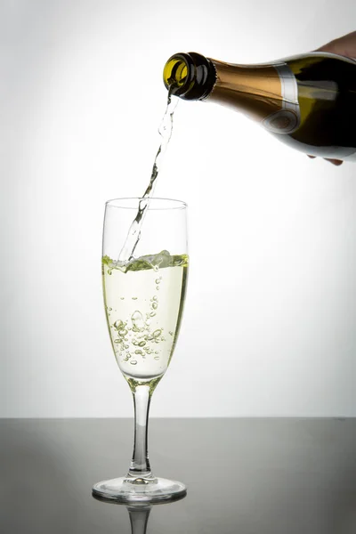 Champagne hälla i flöjt — Stockfoto