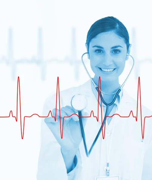 Doktor drží stetoskop na EKG linie — Stock fotografie